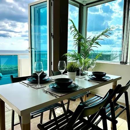 Seaside Panorama Retreat: Beachfront Comfort for Four-3