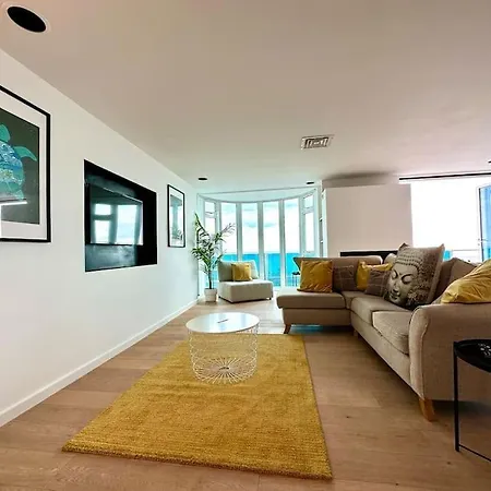 Seaside Panorama Retreat: Beachfront Comfort for Four-2